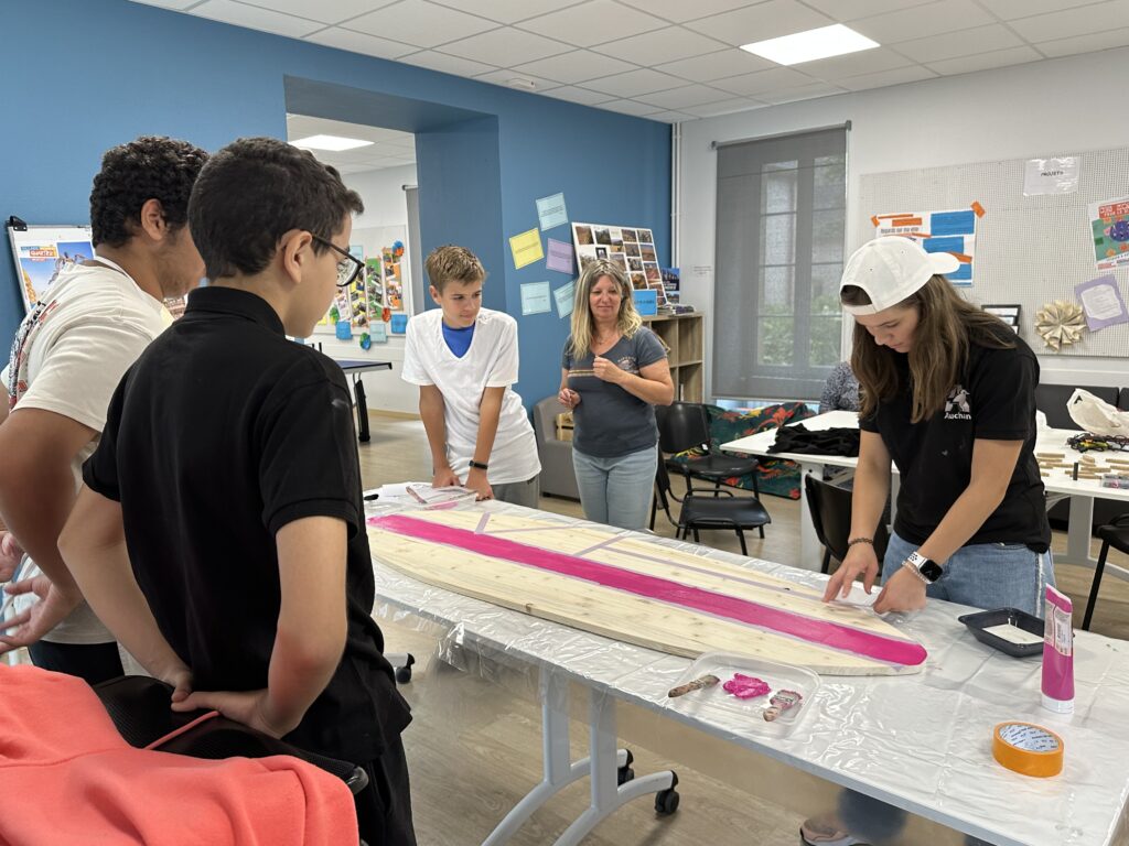 Ambiance surf et créativité au centre social du Prieuré Saint-Martin
