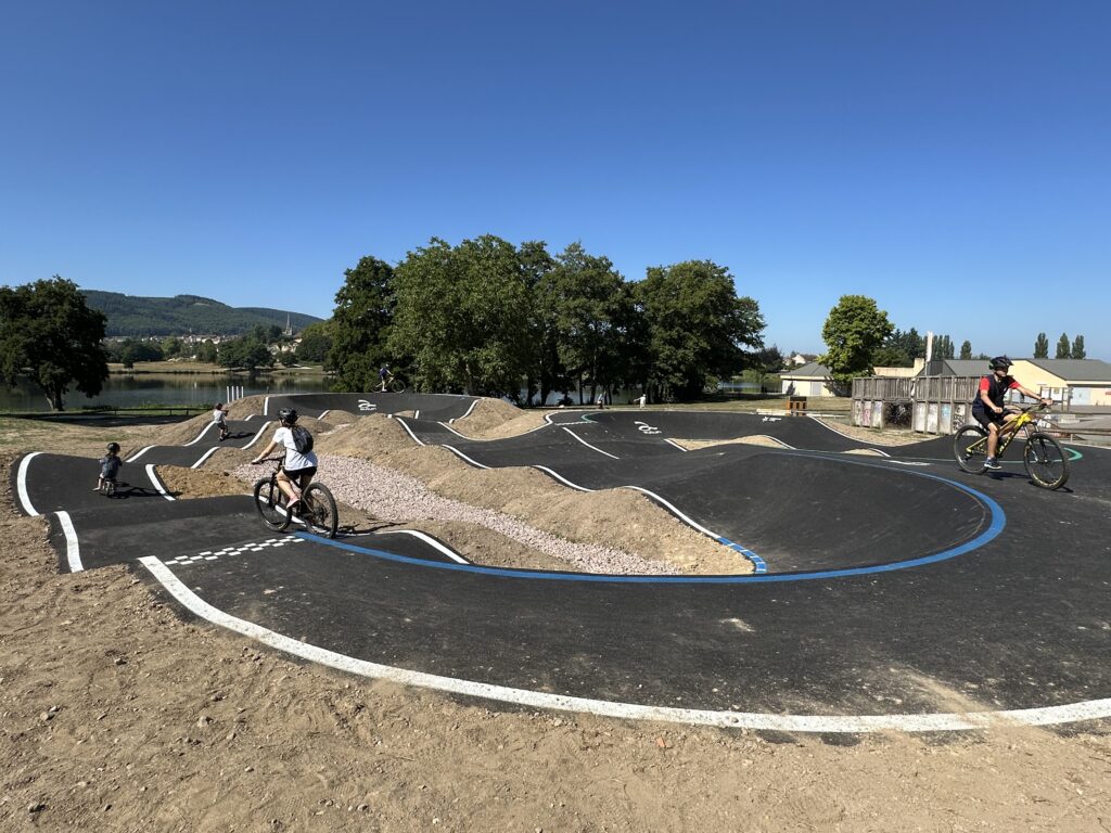 La nouvelle piste de pumptrack est ouverte au public