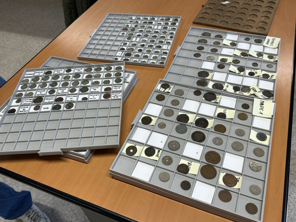 Archéologie : étude en cours d'une collection de 835 monnaies