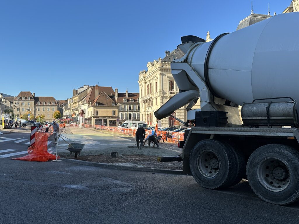 La place du Champ de Mars poursuit son embellissement