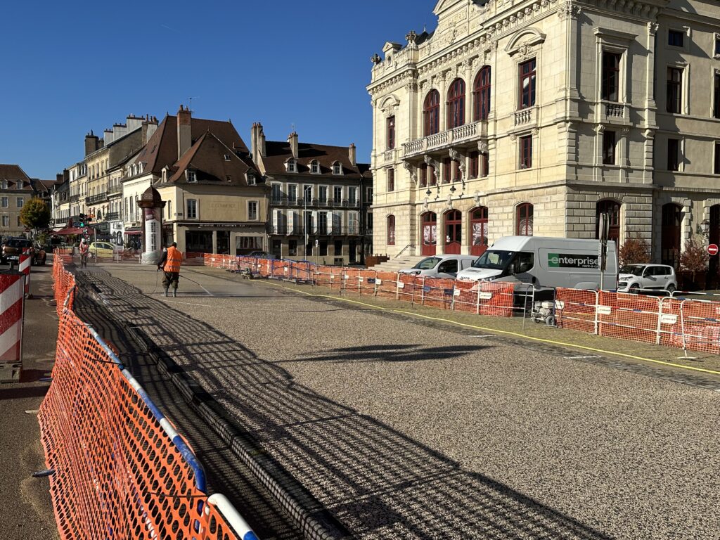 La place du Champ de Mars poursuit son embellissement