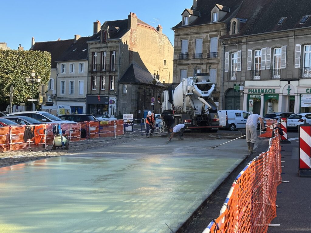 La place du Champ de Mars poursuit son embellissement