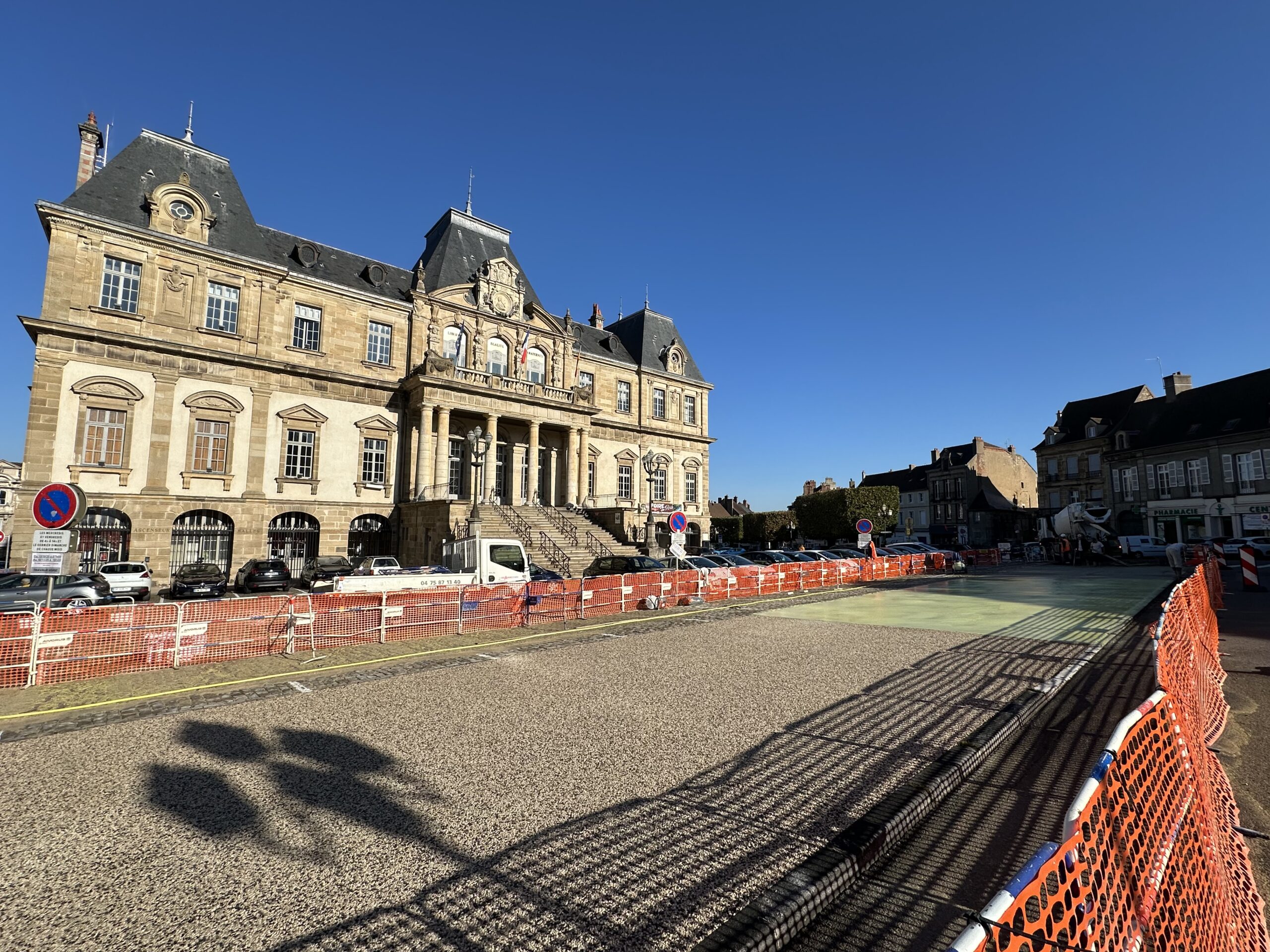 La place du Champ de Mars poursuit son embellissement