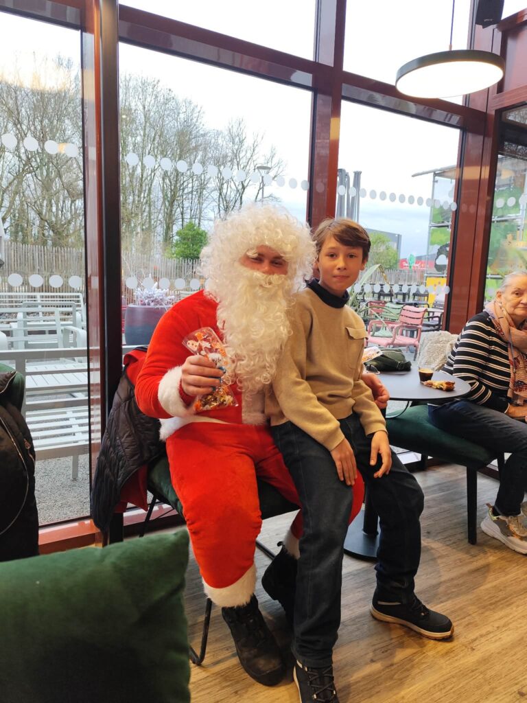 Le Père Noël rend visite à Autun Running