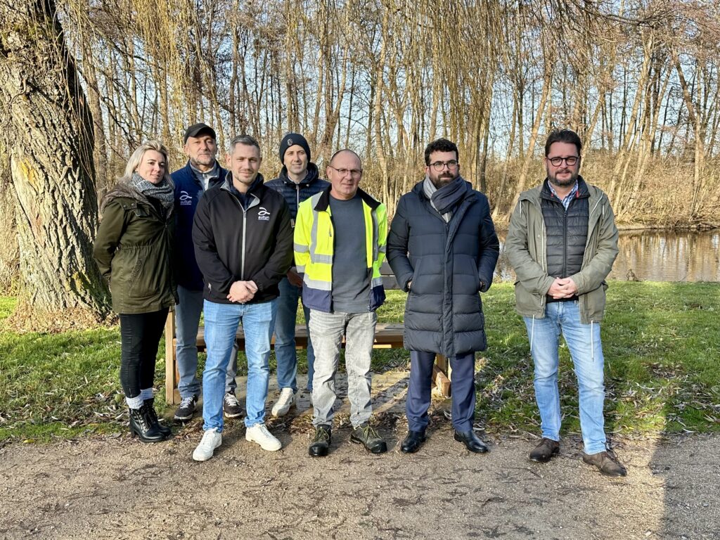 Deux cygnes noirs rejoignent le plan d’eau du Vallon