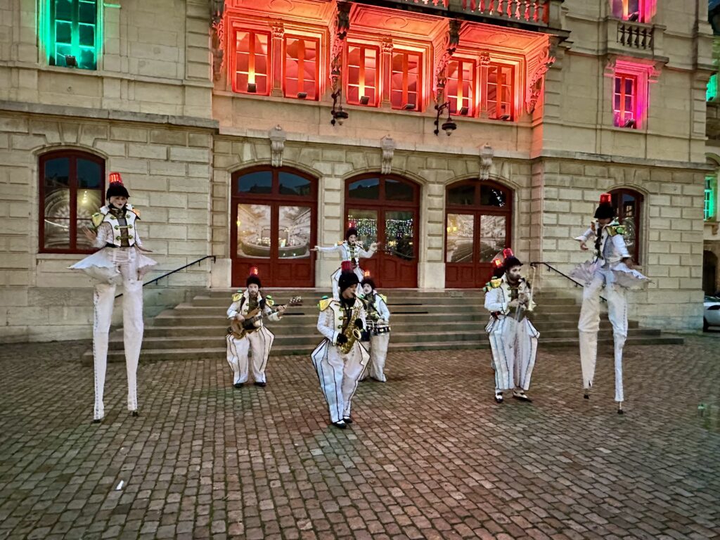 Le spectacle « Les Jouets » a animé le centre-ville d’Autun
