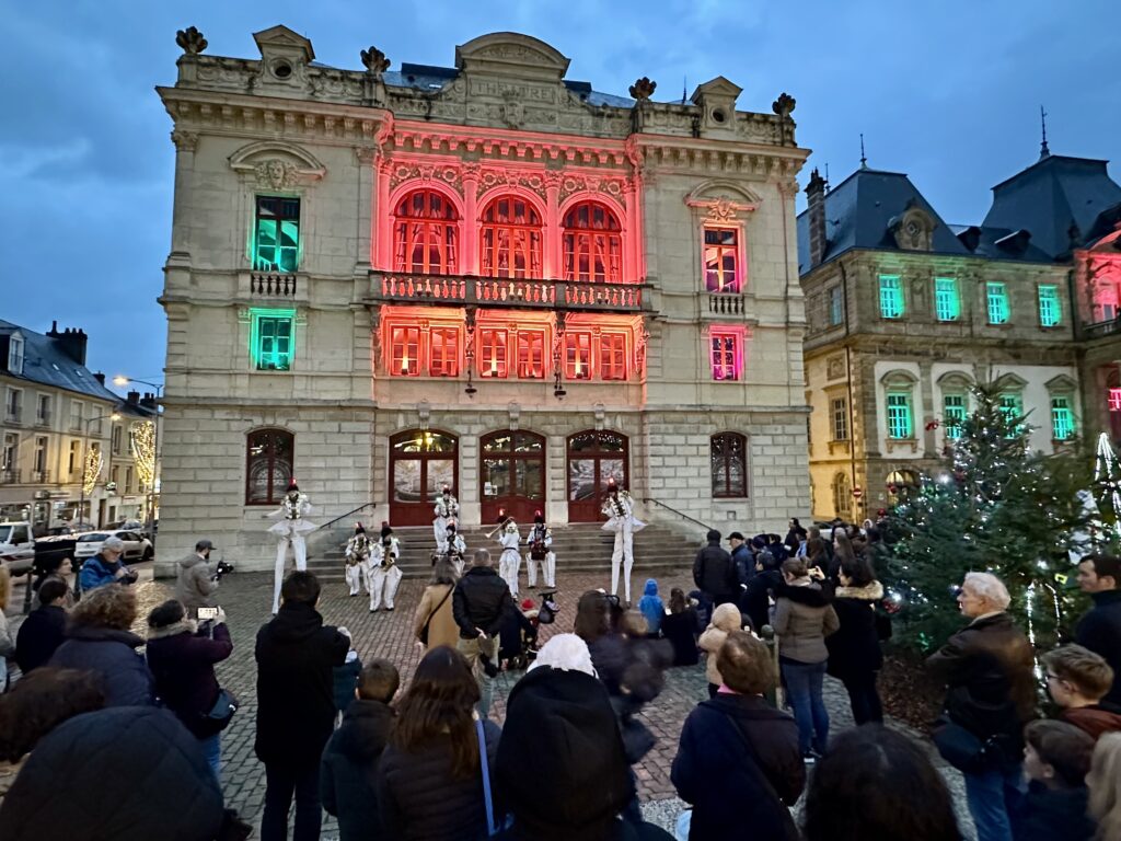 Le spectacle « Les Jouets » a animé le centre-ville d’Autun
