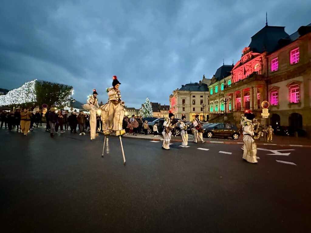 Le spectacle « Les Jouets » a animé le centre-ville d’Autun