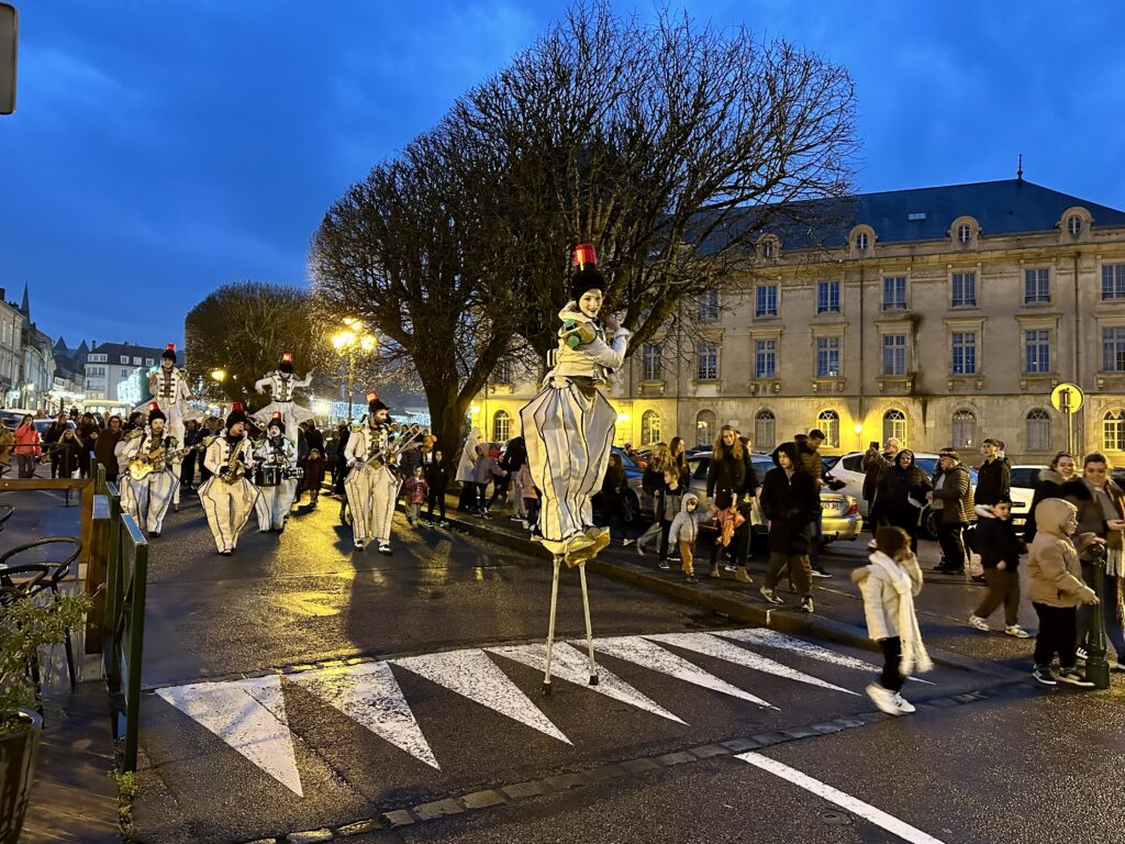 Le spectacle « Les Jouets » a animé le centre-ville d’Autun