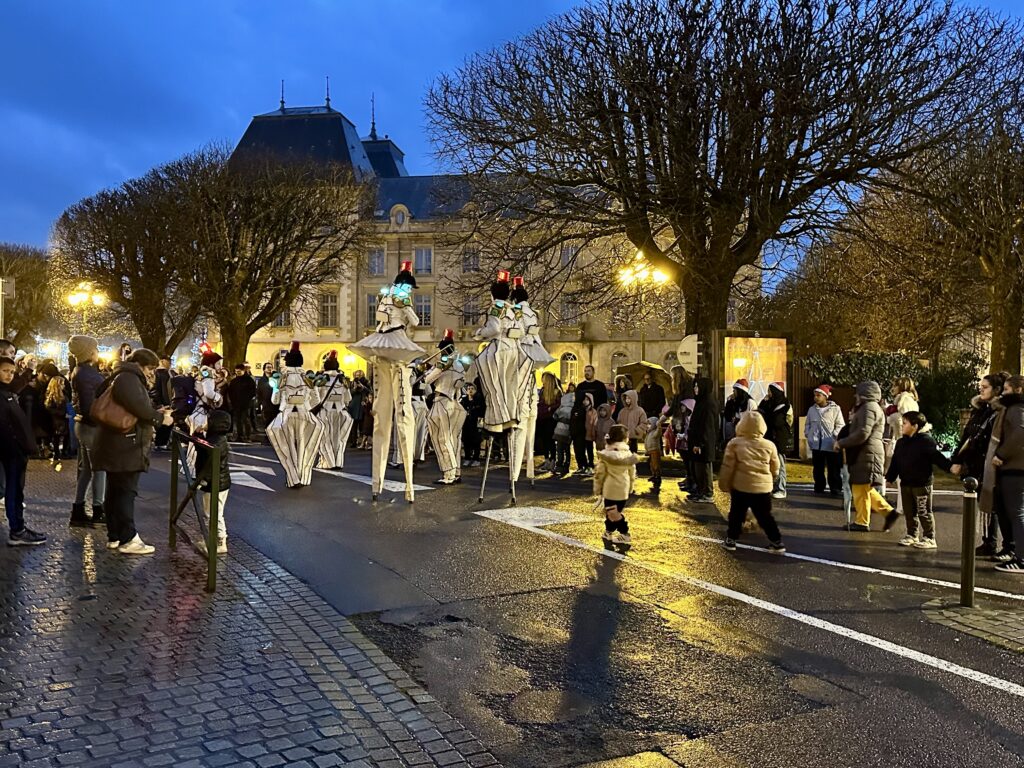 Le spectacle « Les Jouets » a animé le centre-ville d’Autun