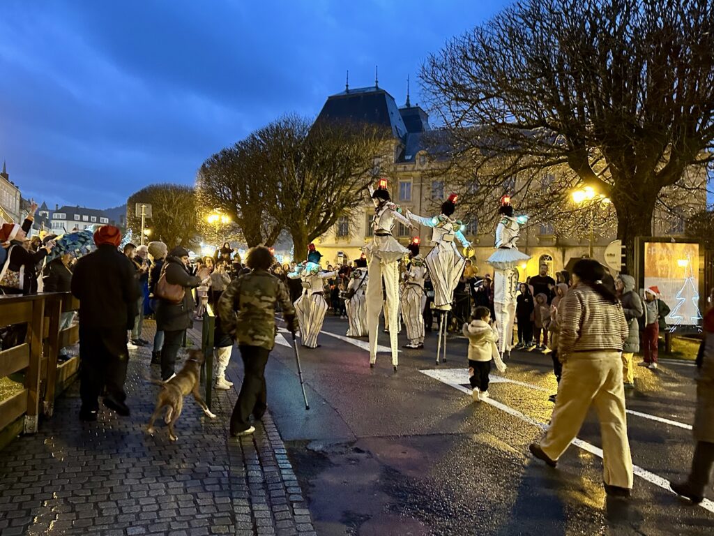 Le spectacle « Les Jouets » a animé le centre-ville d’Autun