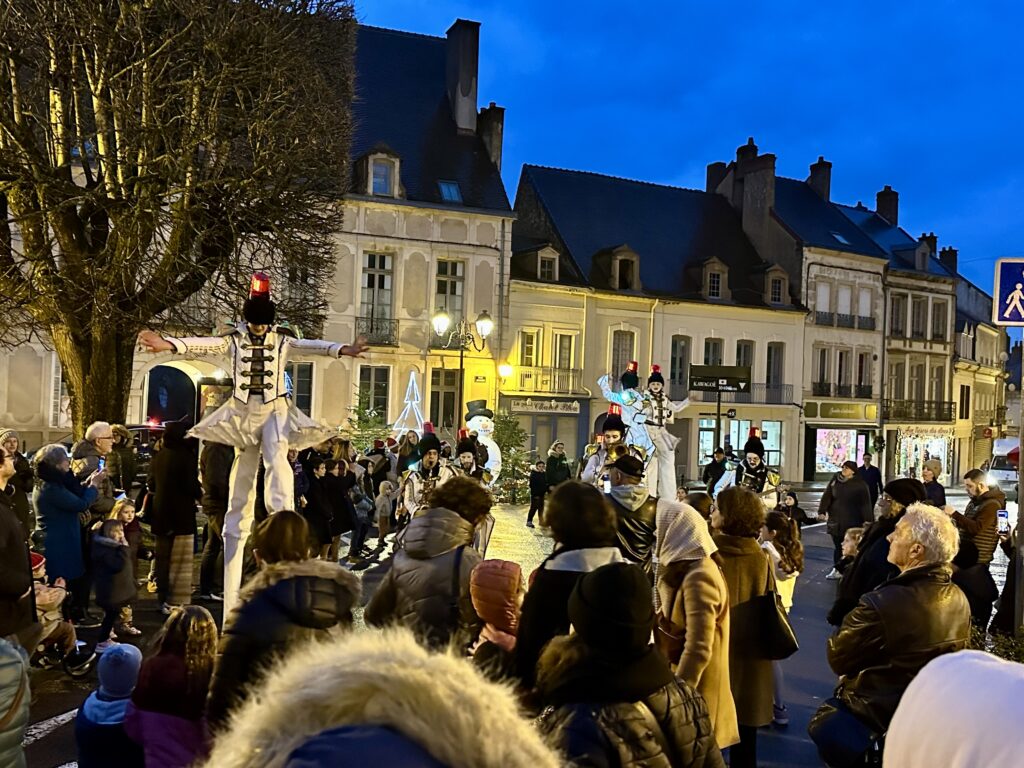 Le spectacle « Les Jouets » a animé le centre-ville d’Autun