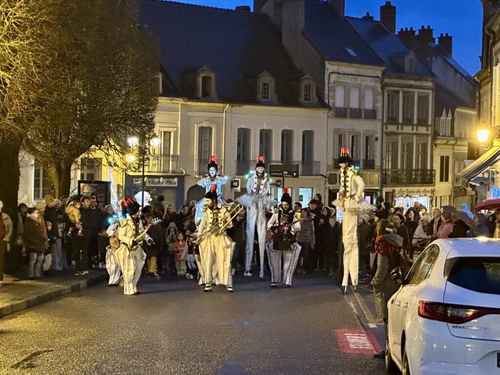 Le spectacle « Les Jouets » a animé le centre-ville d’Autun