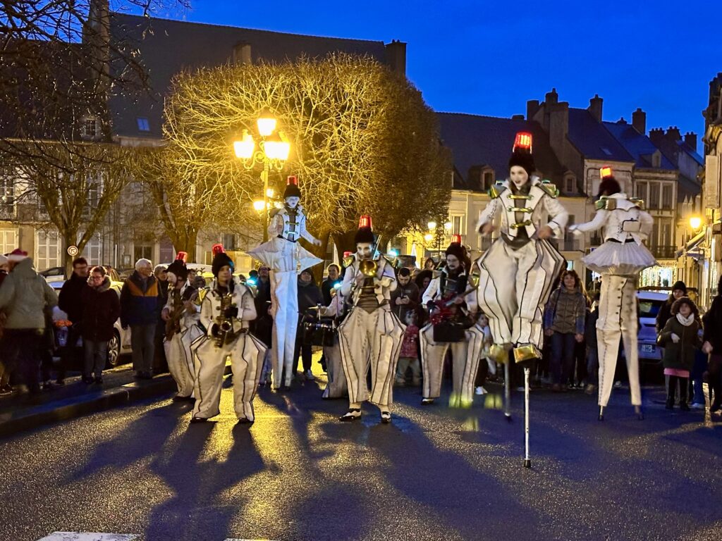 Le spectacle « Les Jouets » a animé le centre-ville d’Autun