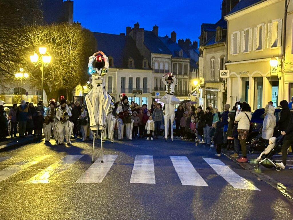 Le spectacle « Les Jouets » a animé le centre-ville d’Autun