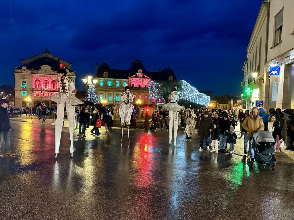 Le spectacle « Les Jouets » a animé le centre-ville d’Autun