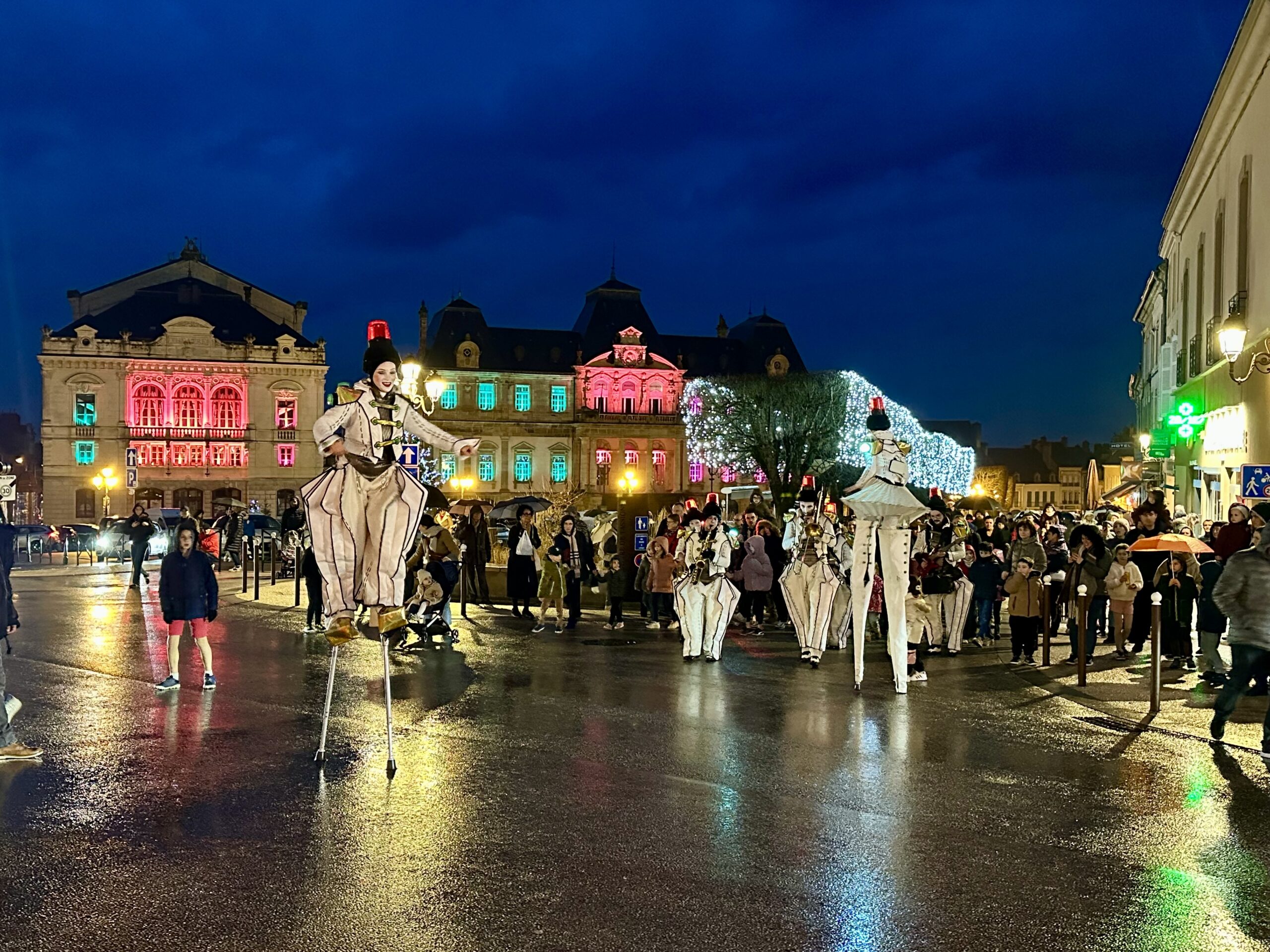 Le spectacle « Les Jouets » a animé le centre-ville d’Autun