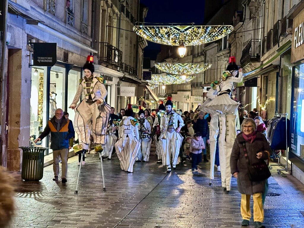 Le spectacle « Les Jouets » a animé le centre-ville d’Autun