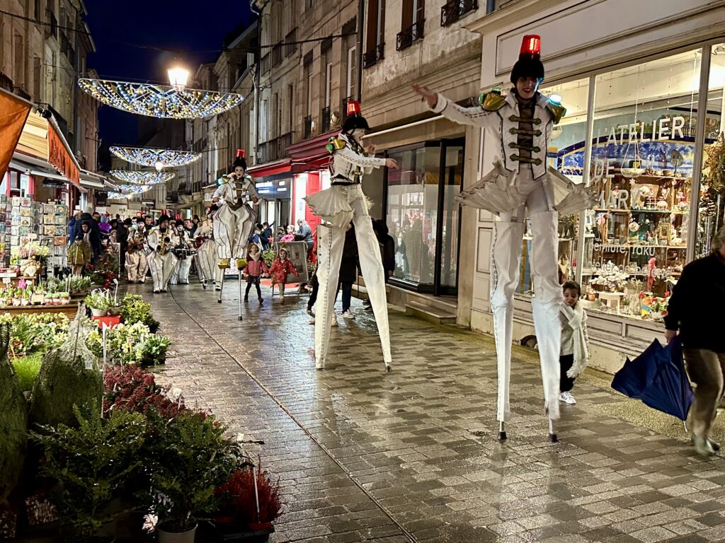 Le spectacle « Les Jouets » a animé le centre-ville d’Autun