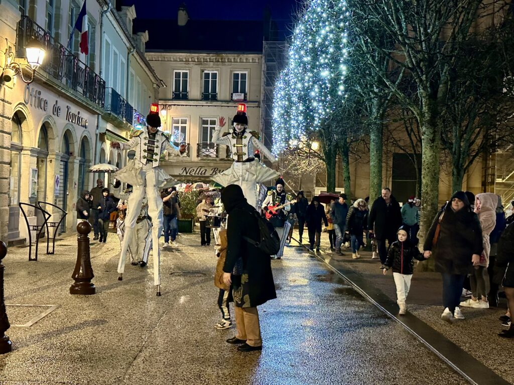 Le spectacle « Les Jouets » a animé le centre-ville d’Autun