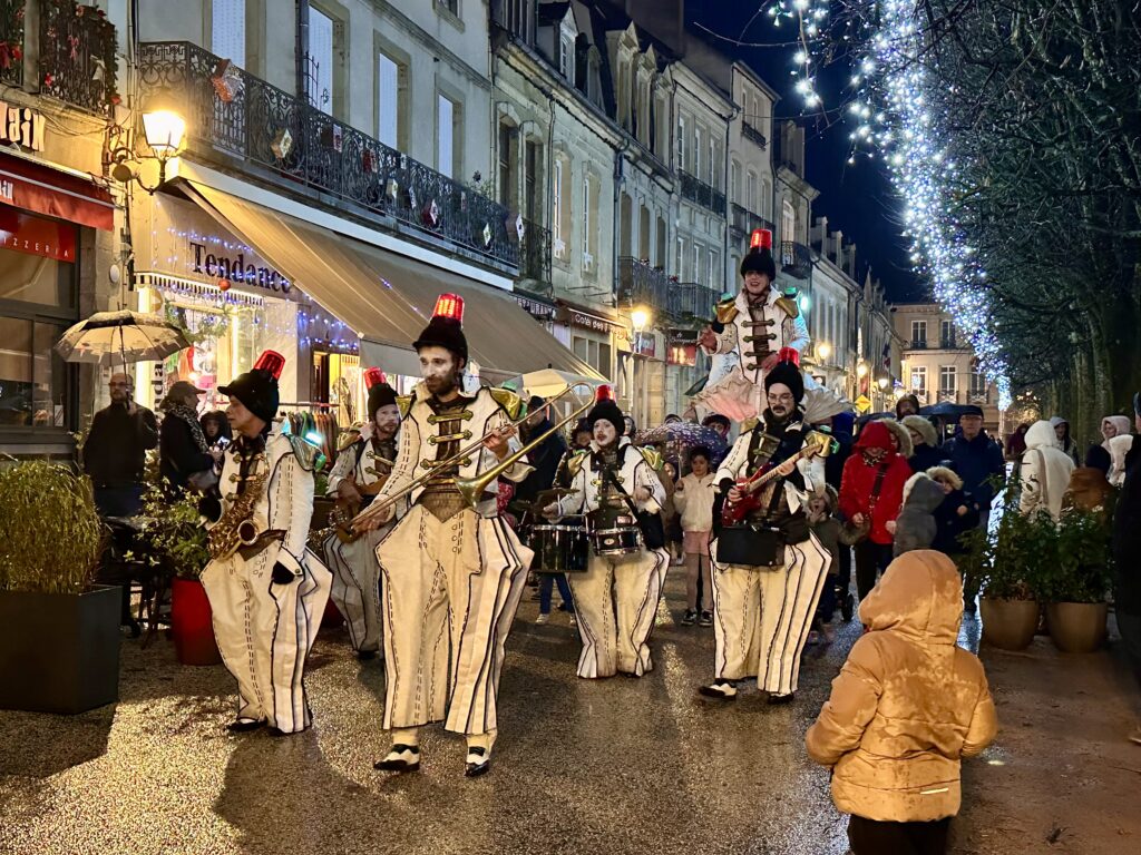 Le spectacle « Les Jouets » a animé le centre-ville d’Autun