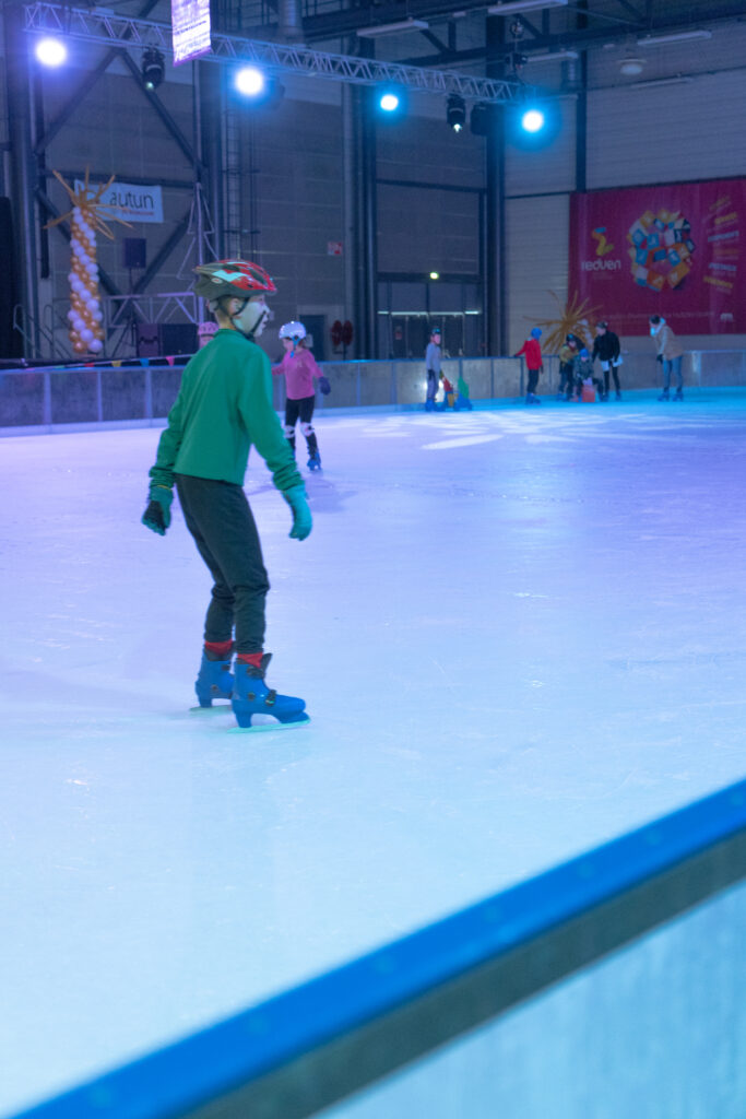 Les écoles profitent une dernière fois de la patinoire d’Autun