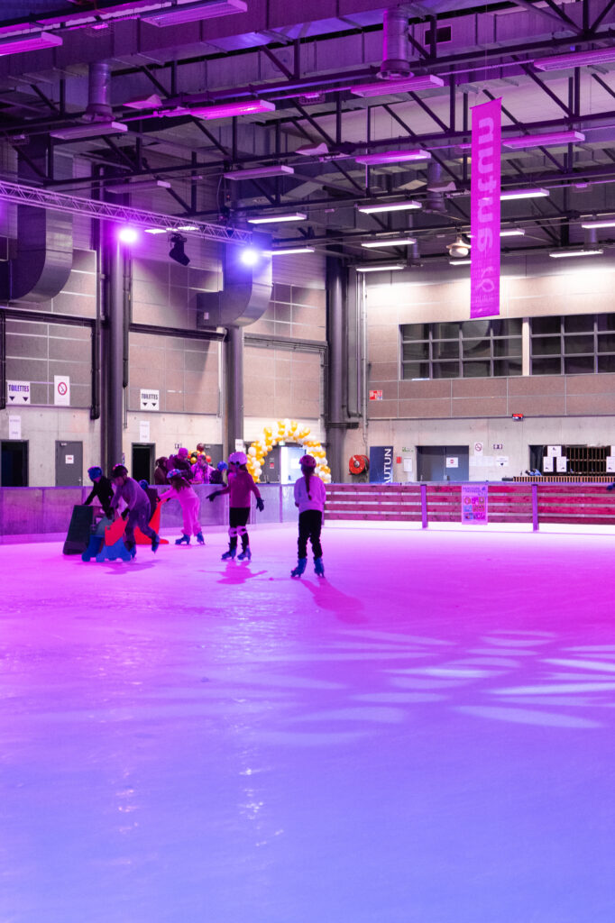 Les écoles profitent une dernière fois de la patinoire d’Autun