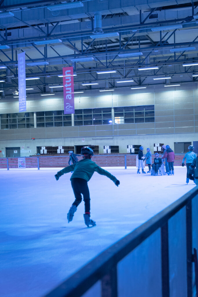 Les écoles profitent une dernière fois de la patinoire d’Autun
