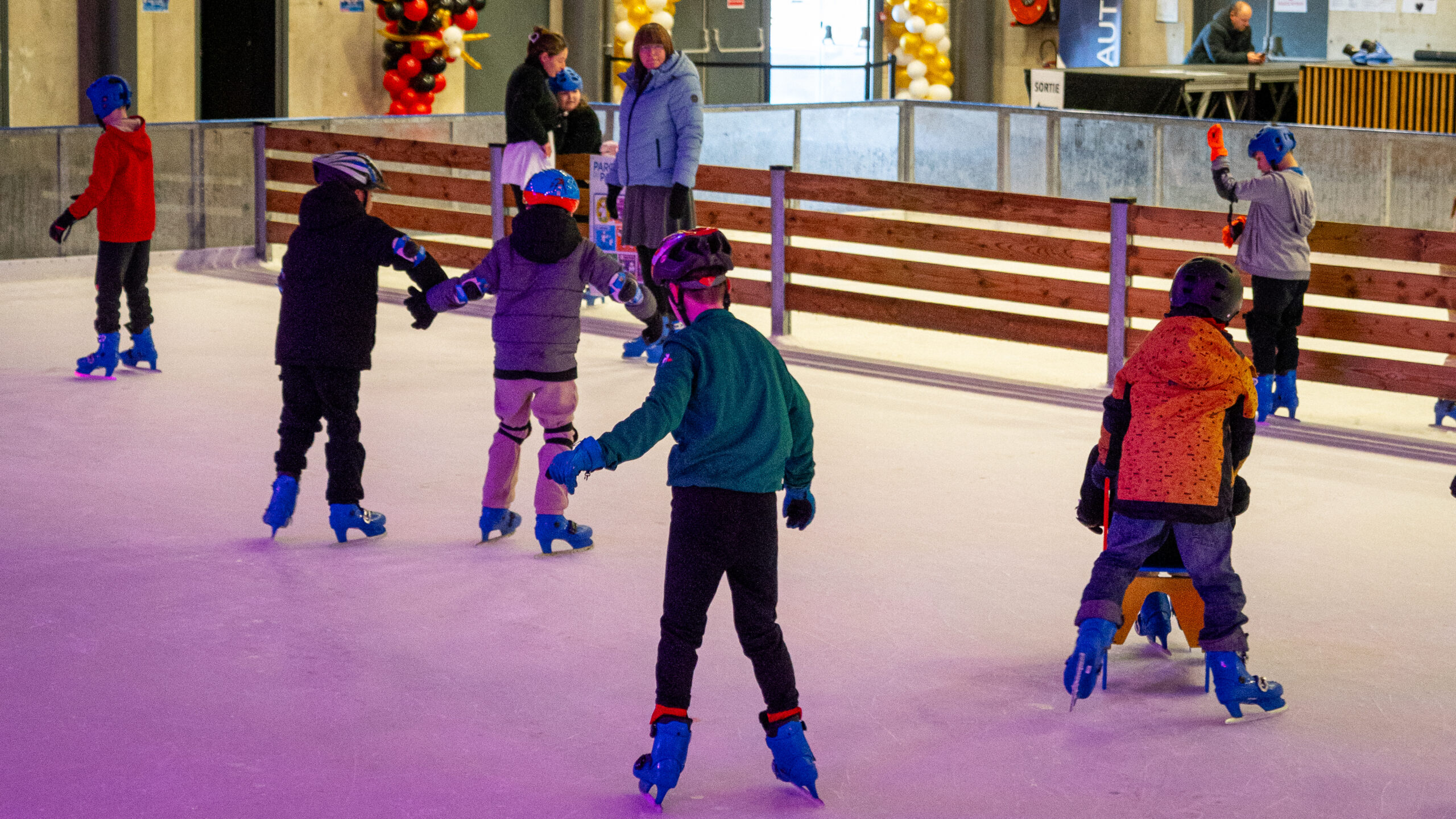 Les écoles profitent une dernière fois de la patinoire d’Autun