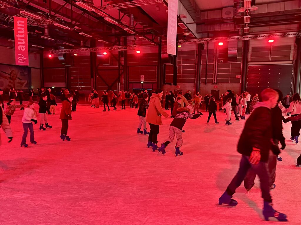 Carnaval à la patinoire d’Autun : près de 400 participants à l’Éduen