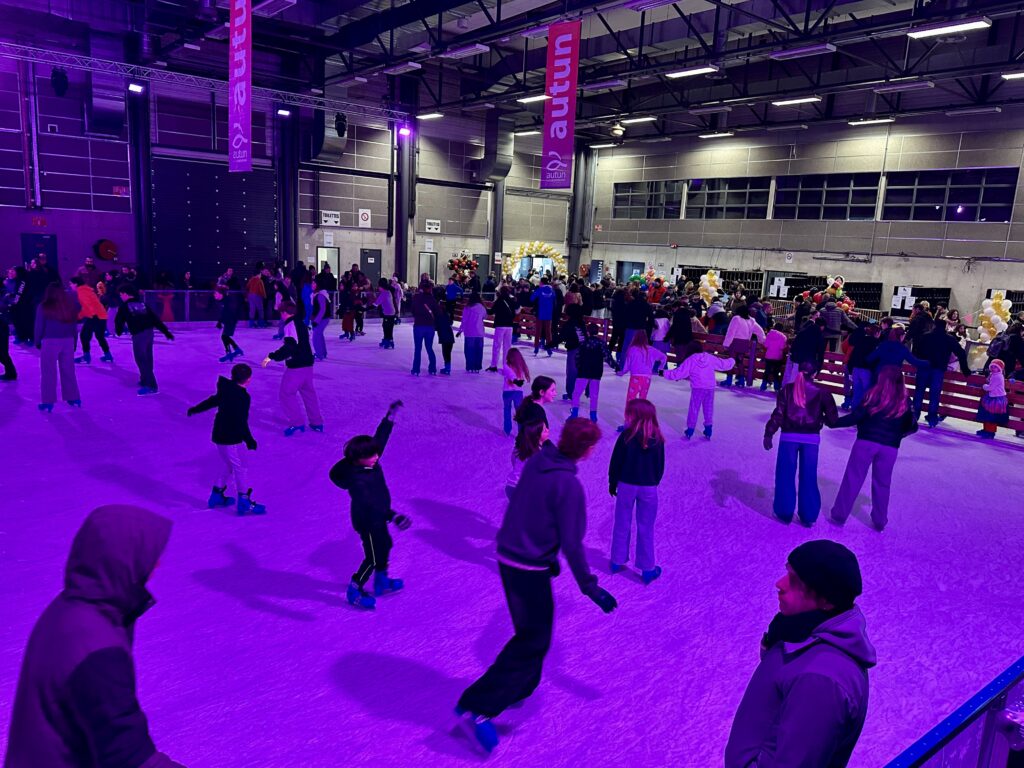 Carnaval à la patinoire d’Autun : près de 400 participants à l’Éduen