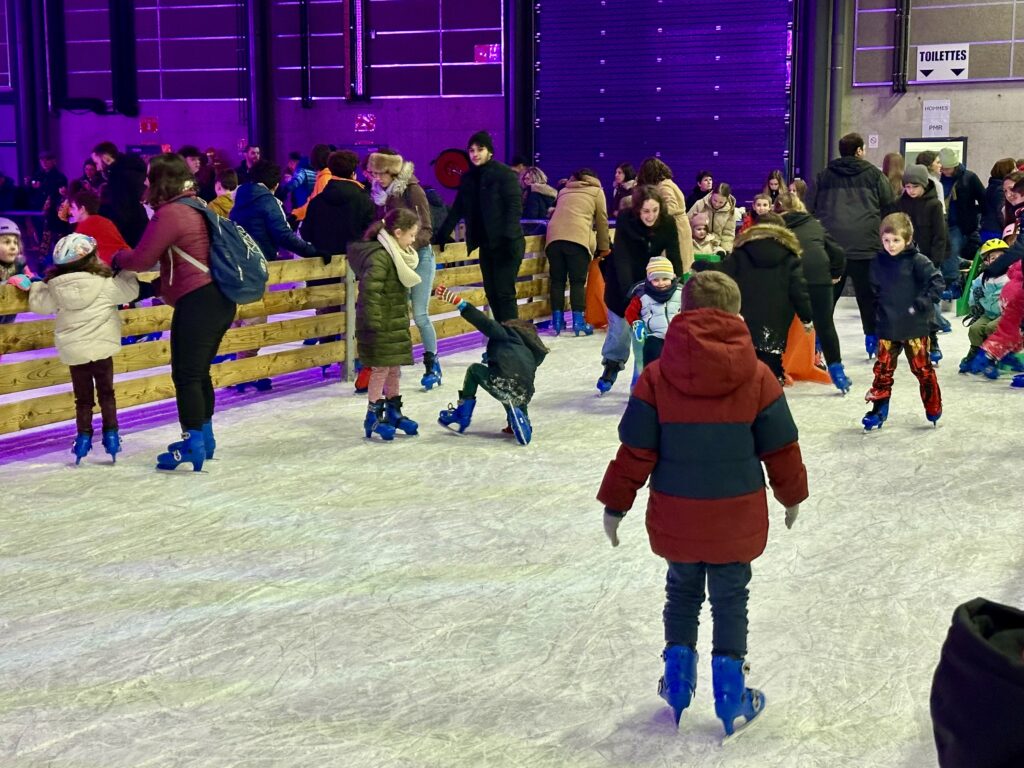 Carnaval à la patinoire d’Autun : près de 400 participants à l’Éduen
