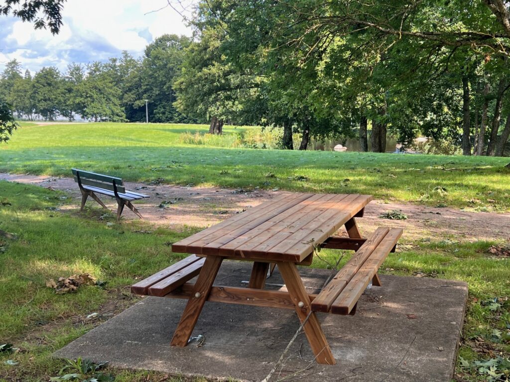 Nouveau mobilier au Plan d'Eau du Vallon