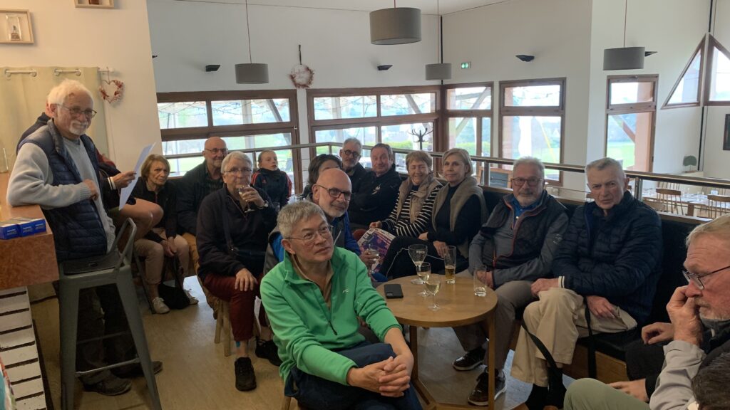 Au Golf d'Autun : des représentants du festival des lycéens 71 et des golfeurs ensemble pour les restos du Cœur de Saône et Loire