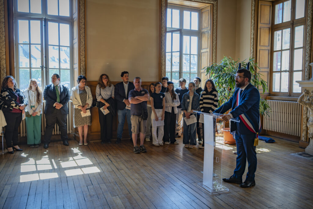 La famille Corcia et les élèves du collège du Vallon