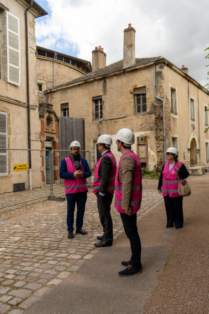 Vincent Chauvet fait visiter Autun au nouveau sous-préfet