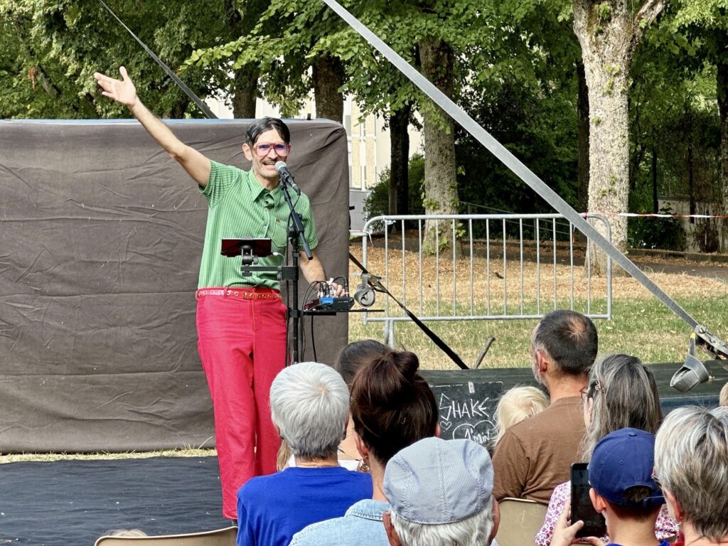 Arts de la Rue : un premier spectacle haut en couleurs