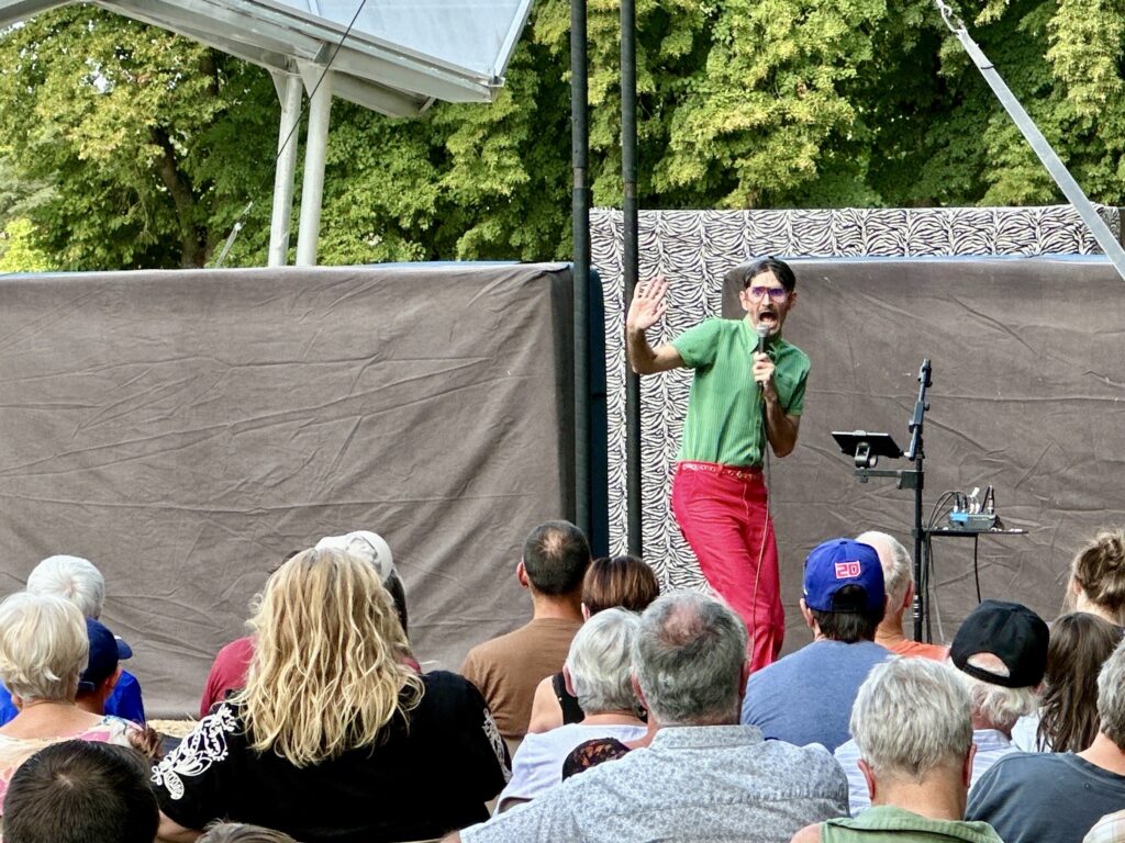 Arts de la Rue : un premier spectacle haut en couleurs