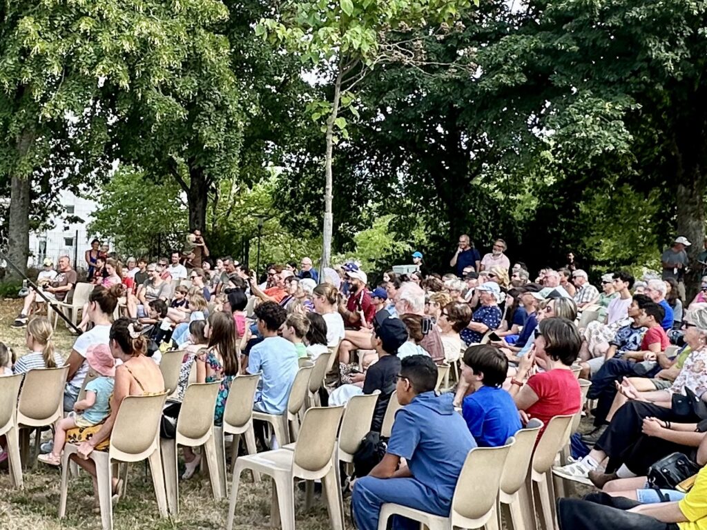 Arts de la Rue : un premier spectacle haut en couleurs