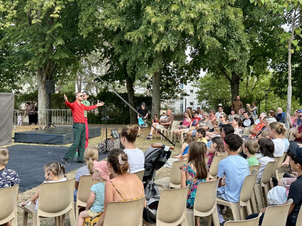Arts de la Rue : un premier spectacle haut en couleurs