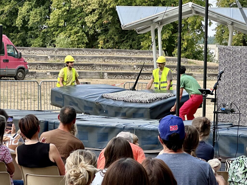 Arts de la Rue : un premier spectacle haut en couleurs