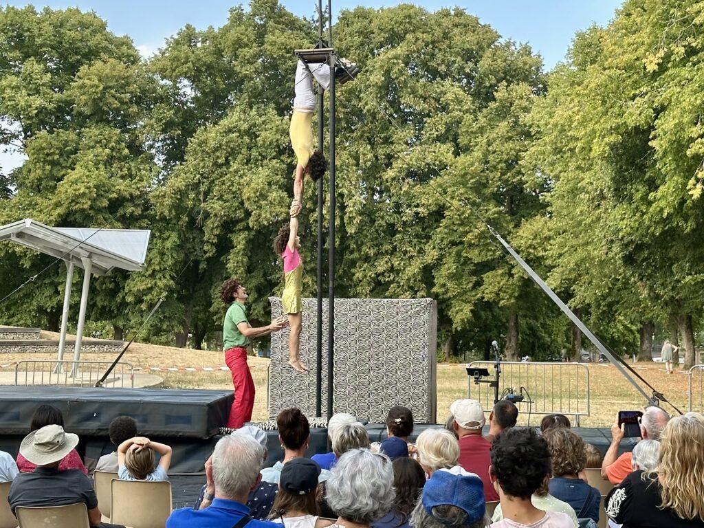 Arts de la Rue : un premier spectacle haut en couleurs