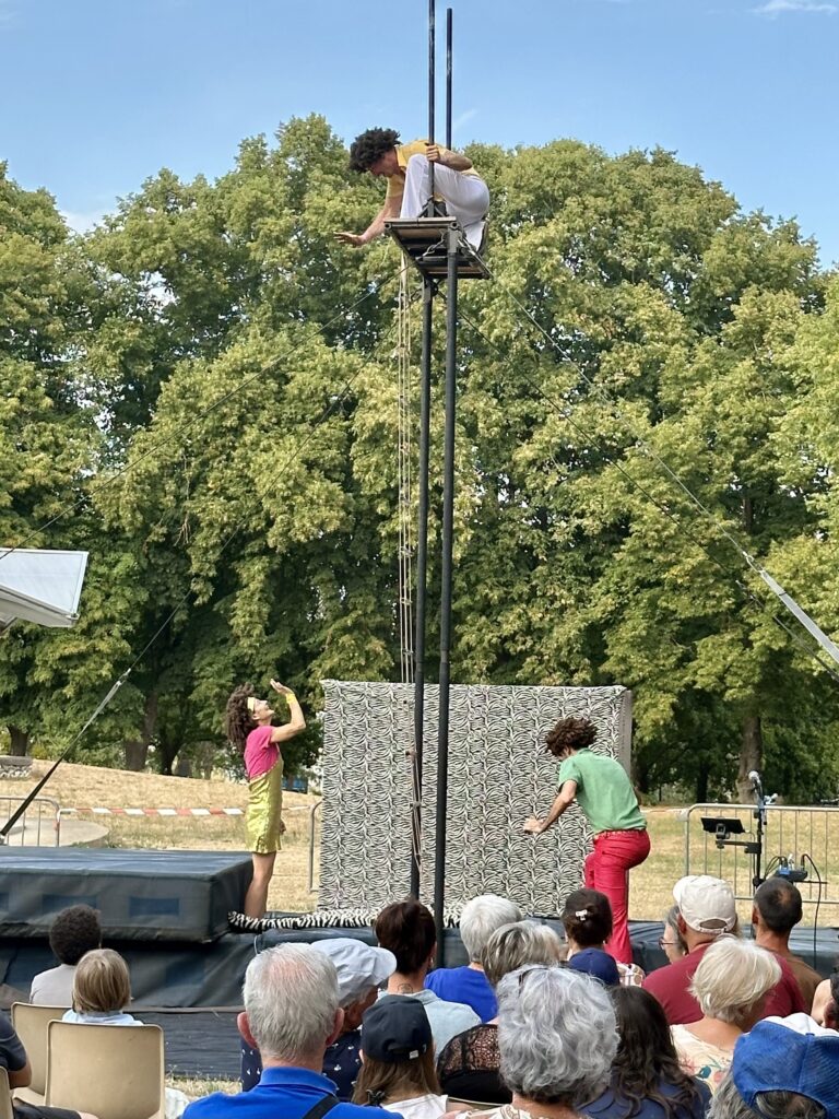 Arts de la Rue : un premier spectacle haut en couleurs
