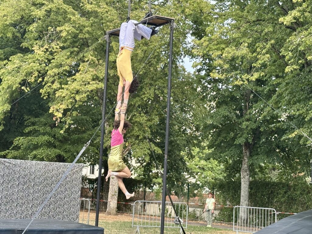Arts de la Rue : un premier spectacle haut en couleurs