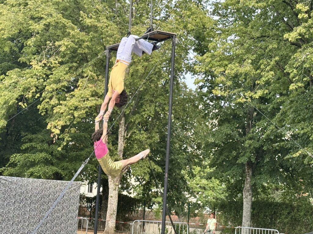 Arts de la Rue : un premier spectacle haut en couleurs