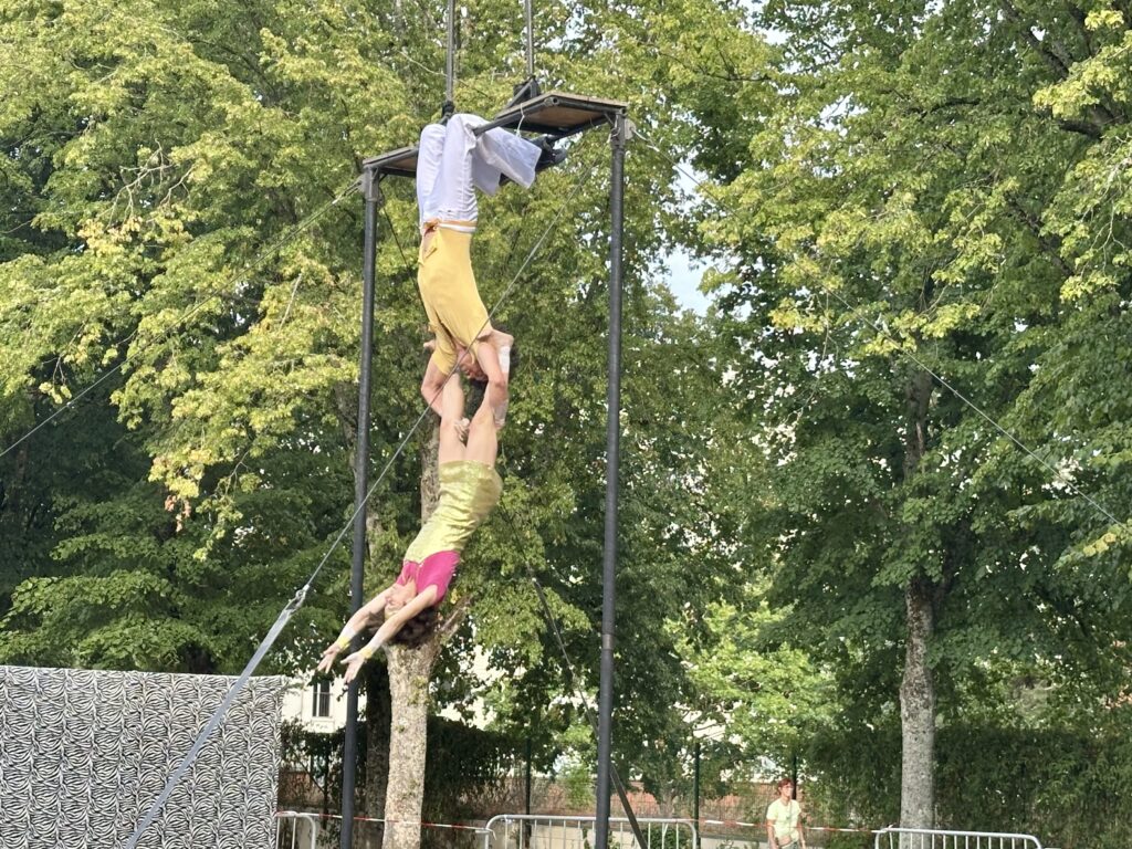 Arts de la Rue : un premier spectacle haut en couleurs
