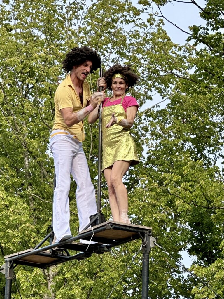 Arts de la Rue : un premier spectacle haut en couleurs