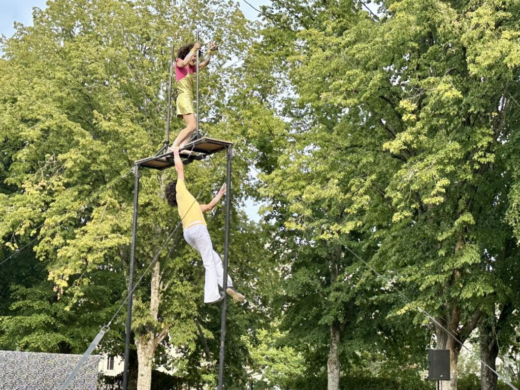 Arts de la Rue : un premier spectacle haut en couleurs