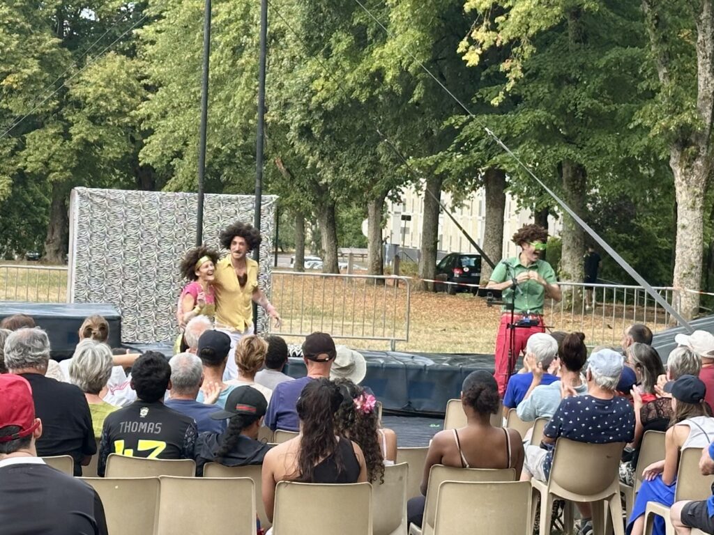 Arts de la Rue : un premier spectacle haut en couleurs