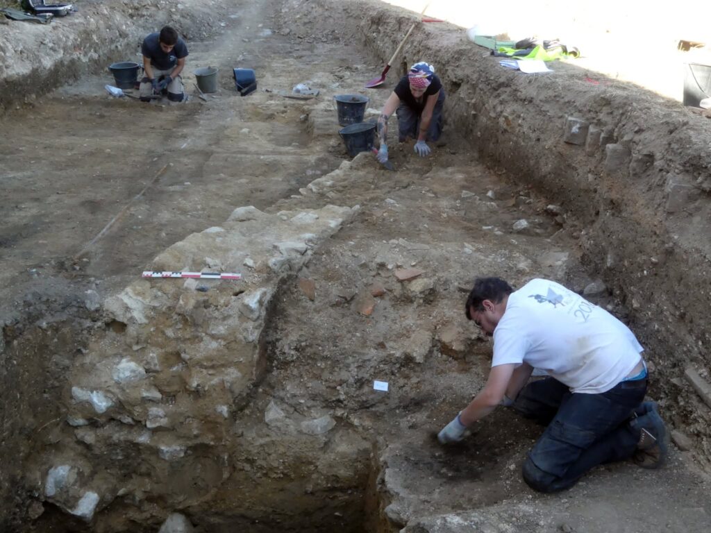 Archéologie : une maison antique découverte au collège militaire